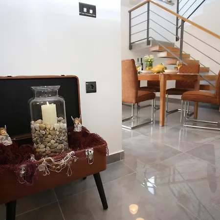 Elegant Villa Punta Sol With Hot Tube, Walk To Sea And Center