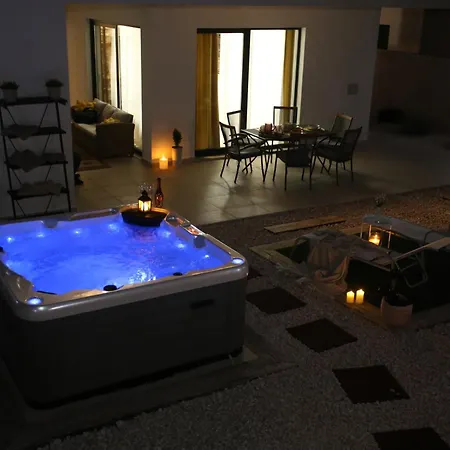 Elegant Villa Punta Sol With Hot Tube, Walk To Sea And Center 別荘