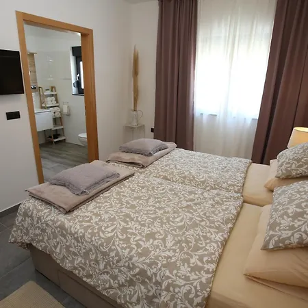 Elegant Villa Punta Sol With Hot Tube, Walk To Sea And Center 別荘 イェゼラ