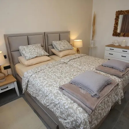 Elegant Villa Punta Sol With Hot Tube, Walk To Sea And Center 別荘 イェゼラ